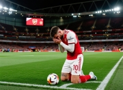 亚历山大-阿诺德深情致敬：足球场上的悲痛与团结的简单介绍