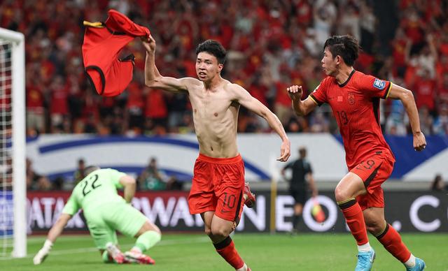 霸气！国足再现1大规模冲突：对方多次挑衅，王钰栋罕见发飙！