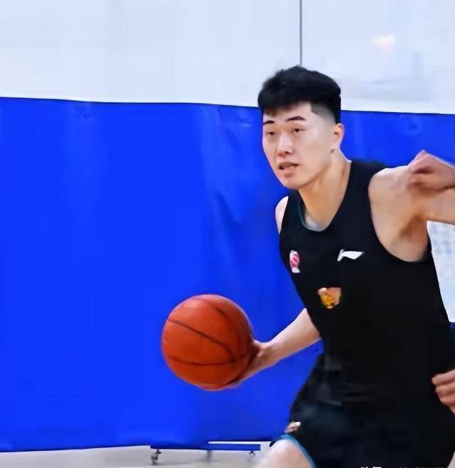 广东男篮张昊训练日常投射训练&结合球出手的简单介绍