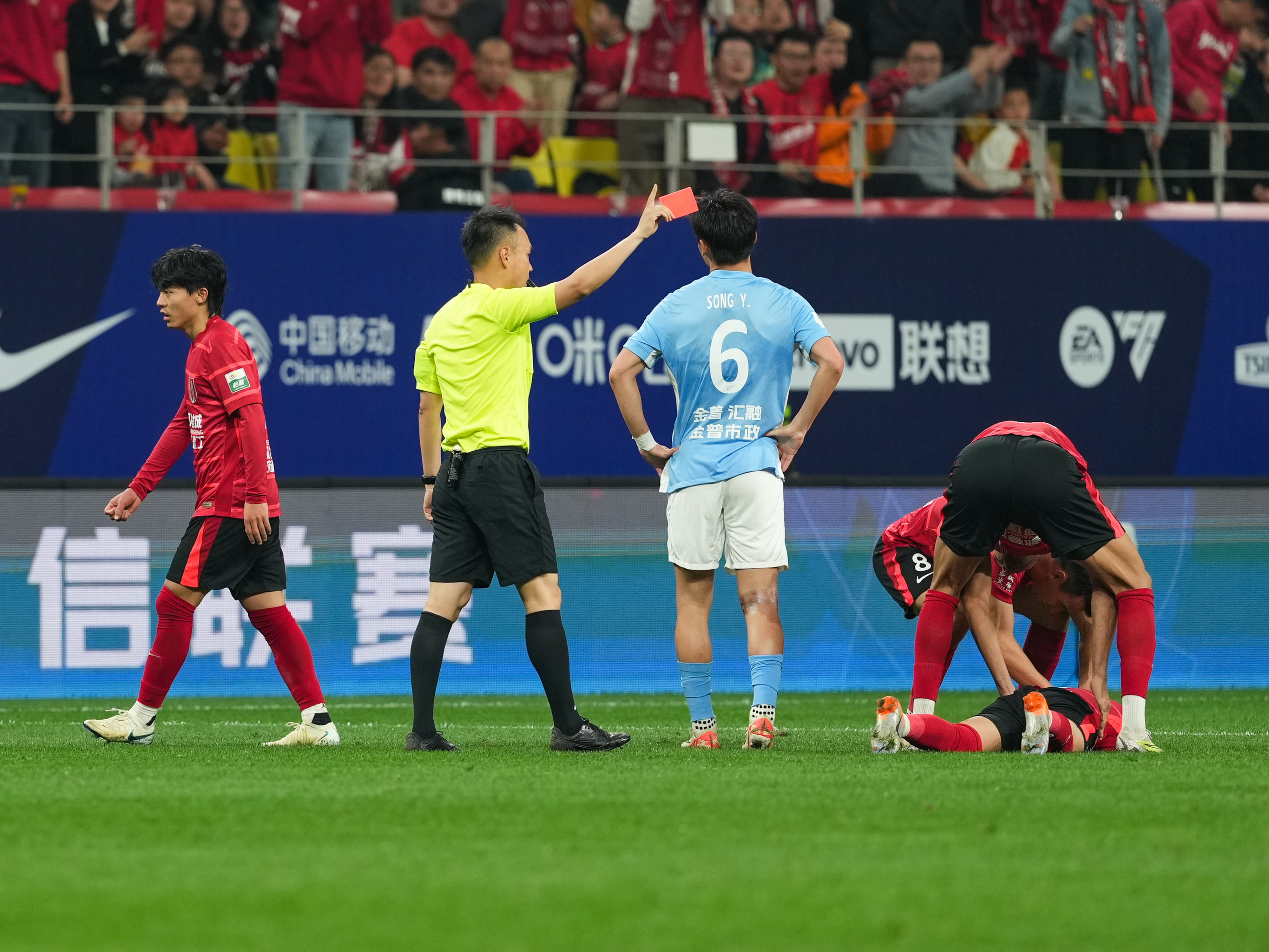 中国足协杯第4轮比赛，北京国安客场7比6战胜大连英博海发