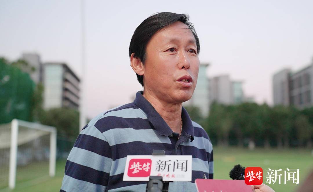 爱奇艺体育-苏州大学副校长前往训练基地，为苏州队守门员纪振勇拨穗