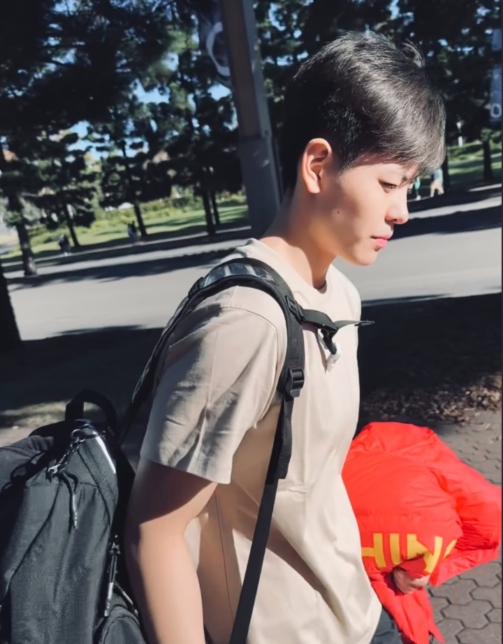 爱奇艺体育app-杨舒予社媒发布杂志照片：这次的采访让我无限接近了解自己的简单介绍